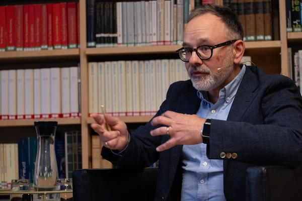 "Anecdotes and Arguments: How the colour of individual life allows for broader interpretations of the Holocaust" Timothy Snyder in conversation with Stephen Naron (Sigmund Freud Museum, 18.5.2026) Foto: eSeL.at - Lorenz Seidler