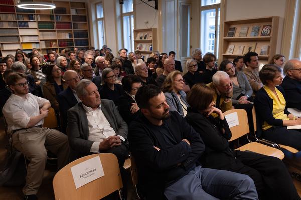 "Anecdotes and Arguments: How the colour of individual life allows for broader interpretations of the Holocaust" Timothy Snyder in conversation with Stephen Naron (Sigmund Freud Museum, 18.5.2026) Foto: eSeL.at - Lorenz Seidler