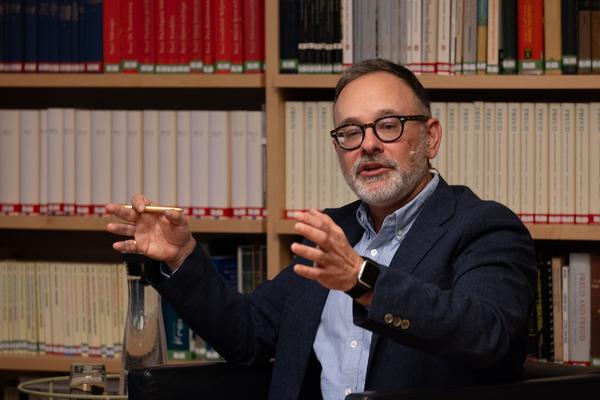 "Anecdotes and Arguments: How the colour of individual life allows for broader interpretations of the Holocaust" Timothy Snyder in conversation with Stephen Naron (Sigmund Freud Museum, 18.5.2026) Foto: eSeL.at - Lorenz Seidler