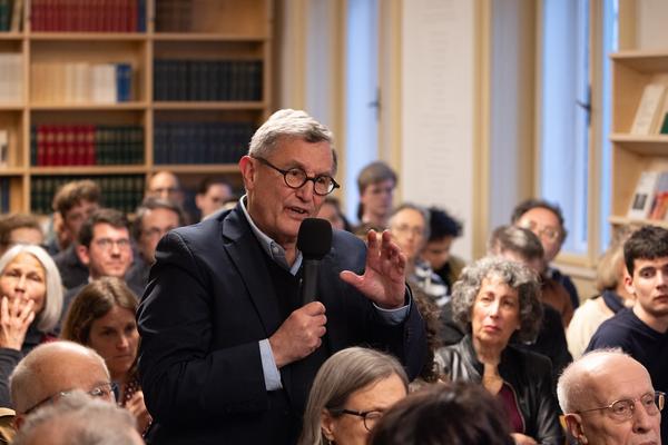 "Anecdotes and Arguments: How the colour of individual life allows for broader interpretations of the Holocaust" Timothy Snyder in conversation with Stephen Naron (Sigmund Freud Museum, 18.5.2026) Foto: eSeL.at - Lorenz Seidler