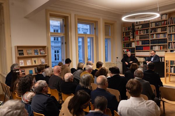 "Anecdotes and Arguments: How the colour of individual life allows for broader interpretations of the Holocaust" Timothy Snyder in conversation with Stephen Naron (Sigmund Freud Museum, 18.5.2026) Foto: eSeL.at - Lorenz Seidler