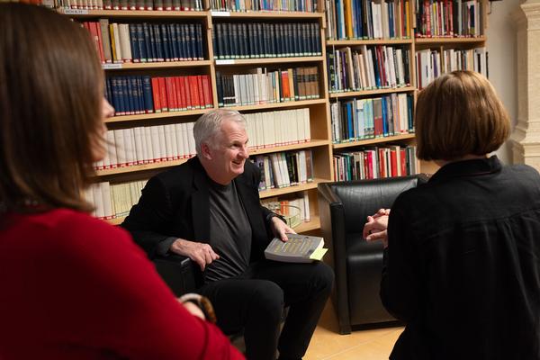 "Anecdotes and Arguments: How the colour of individual life allows for broader interpretations of the Holocaust" Timothy Snyder in conversation with Stephen Naron (Sigmund Freud Museum, 18.5.2026) Foto: eSeL.at - Lorenz Seidler