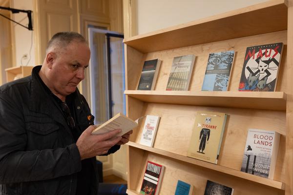 "Anecdotes and Arguments: How the colour of individual life allows for broader interpretations of the Holocaust" Timothy Snyder in conversation with Stephen Naron (Sigmund Freud Museum, 18.5.2026) Foto: eSeL.at - Lorenz Seidler