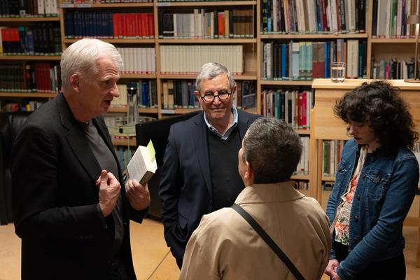 "Anecdotes and Arguments: How the colour of individual life allows for broader interpretations of the Holocaust" Timothy Snyder in conversation with Stephen Naron (Sigmund Freud Museum, 18.5.2026) Foto: eSeL.at - Lorenz Seidler