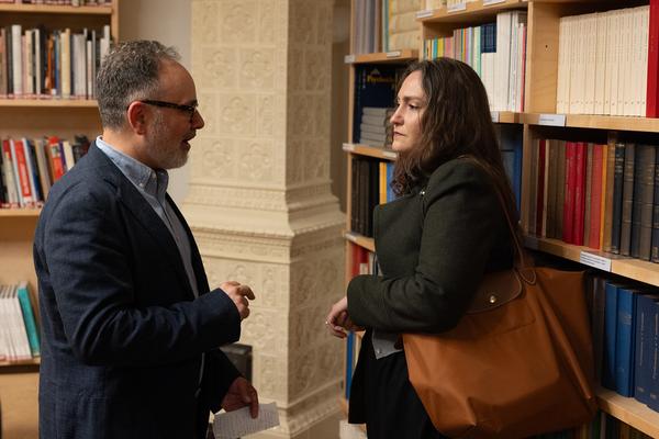 "Anecdotes and Arguments: How the colour of individual life allows for broader interpretations of the Holocaust" Timothy Snyder in conversation with Stephen Naron (Sigmund Freud Museum, 18.5.2026) Foto: eSeL.at - Lorenz Seidler