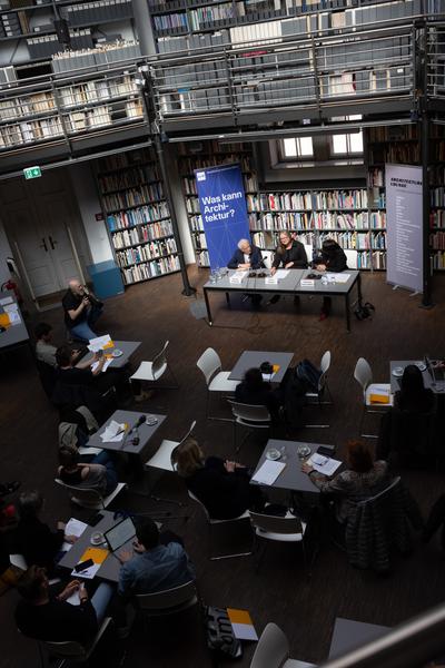 Neue Direktorin des Architektur-zentrum Wien: Doris Kleilein (Pressekonferenz AzW Bibliothek, 22.4.2026) Foto: eSeL.at - Lorenz Seidler