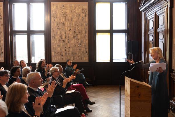 Festakt: Berufstitel "Professorin" an Frau Dr.in Johanna Schwanberg (Künstlerhaus Ranftlzimmer, 21.4.2026) Foto: eSeL.at - Lorenz Seidler