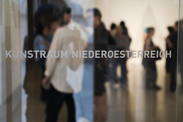 Eroeffnung &quot;Between the Tremor and a Murmur lies a Sunset&quot; (Kunstraum Niederoesterreich, 05.06.2025) Foto: eSeL.at - Sarah Tasha