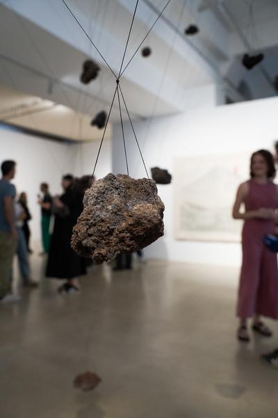 Eroeffnung &quot;Between the Tremor and a Murmur lies a Sunset&quot; (Kunstraum Niederoesterreich, 05.06.2025) Foto: eSeL.at - Sarah Tasha