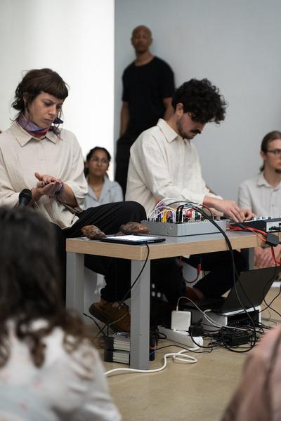 Kunstraum Niederoesterreich Eroeffnung BETWEEN THE TREMOR AND A MURMUR LIES A SUNSET (05.06.2025) Foto: eSeL.at - Sarah Tasha Foto: eSeL.at - Sarah Tasha