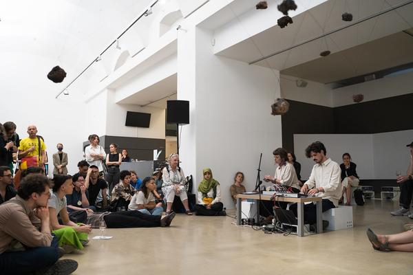 Kunstraum Niederoesterreich Eroeffnung BETWEEN THE TREMOR AND A MURMUR LIES A SUNSET (05.06.2025) Foto: eSeL.at - Sarah Tasha Foto: eSeL.at - Sarah Tasha