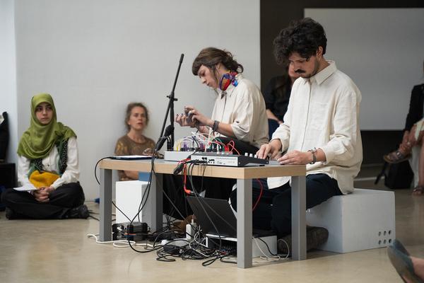 Eroeffnung &quot;Between the Tremor and a Murmur lies a Sunset&quot; (Kunstraum Niederoesterreich, 05.06.2025) Foto: eSeL.at - Sarah Tasha