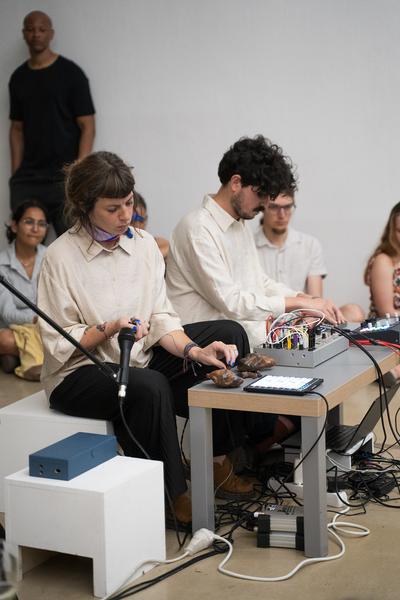 Kunstraum Niederoesterreich Eroeffnung BETWEEN THE TREMOR AND A MURMUR LIES A SUNSET (05.06.2025) Foto: eSeL.at - Sarah Tasha Foto: eSeL.at - Sarah Tasha