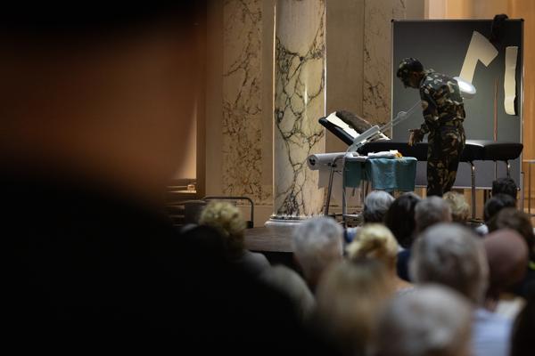 „Five Layers, One Body“ - Performance von Baptist Coelho / Eröffnung Blutregen (Weltmuseum Wien, 28.9.2026) Foto: eSeL.at - Lorenz Seidler