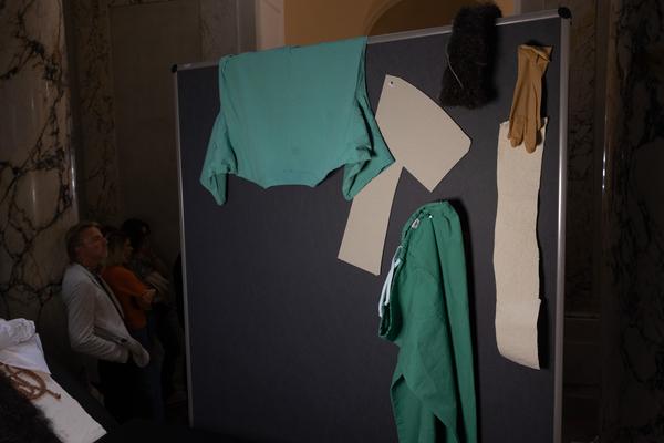 „Five Layers, One Body“ - Performance von Baptist Coelho / Eröffnung Blutregen (Weltmuseum Wien, 28.9.2026) Foto: eSeL.at - Lorenz Seidler