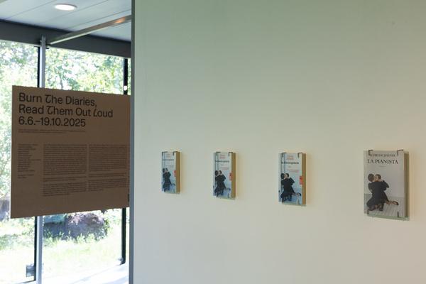 Burn The Diaries, Read Them Out Loud (Kunsthalle Wien Karlsplatz, 5.6. - 19.10.2025) Foto: eSeL.at - Lorenz Seidler