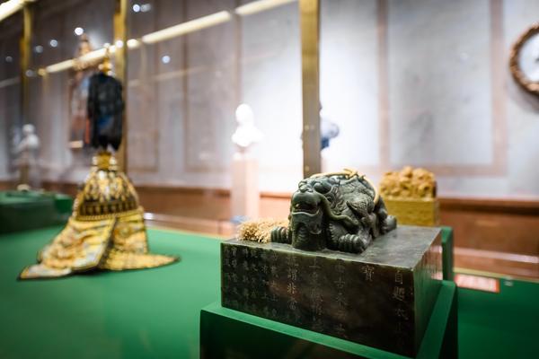 Chinesische Kunst aus der Verbotenen Stadt (KHM Goldener Saal Kunstkammer, 02.12.2025 - 06.04.2026) Foto: eSeL.at - Joanna Pianka