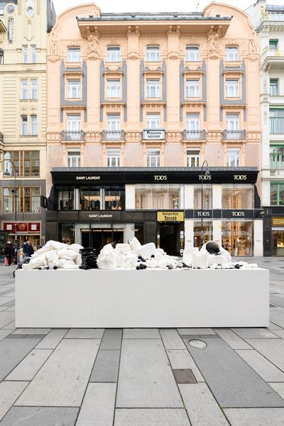 Claudia Märzendorfer: A Chicken Can't Lay a Duck Egg (Kunstplatz Graben, 12.05.2026) Foto: eSeL.at - Joanna Pianka