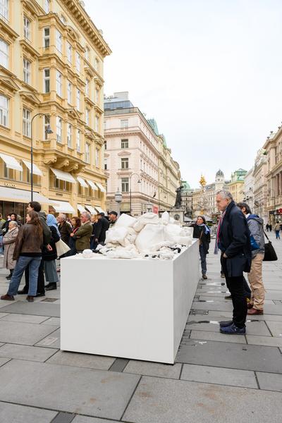 Claudia Märzendorfer: A Chicken Can't Lay a Duck Egg (Kunstplatz Graben, 12.05.2026) Foto: eSeL.at - Joanna Pianka