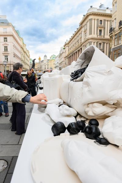 Claudia Märzendorfer: A Chicken Can't Lay a Duck Egg (Kunstplatz Graben, 12.05.2026) Foto: eSeL.at - Joanna Pianka