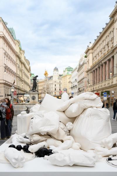 Claudia Märzendorfer: A Chicken Can't Lay a Duck Egg (Kunstplatz Graben, 12.05.2026) Foto: eSeL.at - Joanna Pianka