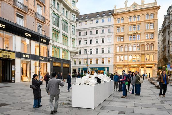 Claudia Märzendorfer: A Chicken Can't Lay a Duck Egg (Kunstplatz Graben, 12.05.2026) Foto: eSeL.at - Joanna Pianka