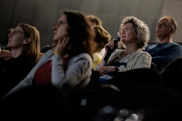 Creative Days Vienna 2025: KEYNOTES - Eva Jäger &amp; Michael Loebenstein. PERFORMANCE - Claudia Larcher and Ursula Winterauer (GISCHT) (Österreichisches Filmmuseum, 15.05.2025) Foto: eSeL.at - Joanna Pianka