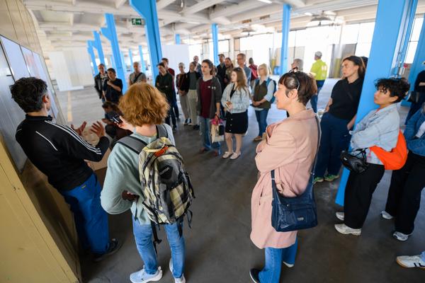 Tour 1: Creatives for Vienna – Making Spaces X Klima Biennale Wien (Nordwestbahnhof, 18.04.2026) Foto: Wirtschaftsagentur Wien / eSeL.at - Joanna Pianka