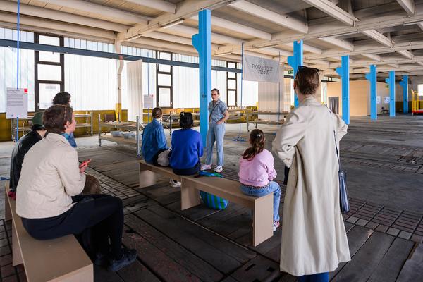 Tour 1: Creatives for Vienna – Making Spaces X Klima Biennale Wien (Nordwestbahnhof, 18.04.2026) Foto: Wirtschaftsagentur Wien / eSeL.at - Joanna Pianka