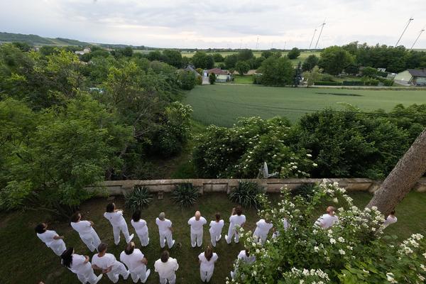 Hermann Nitsch 6 Tages Spiel: Sonnenaufgang (Tag 4, 7.6.2025) Foto: eSeL Foto: Foto: eSeL for Hermann Nitsch GmbH