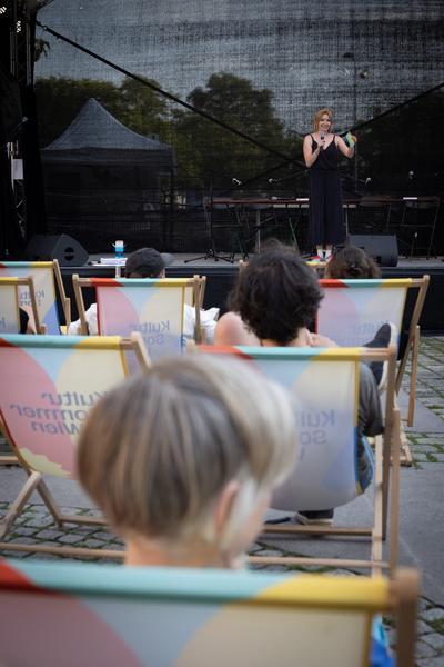 Kultursommer 2025: &quot;Das Wetter hier ist sehr schön, liebe Grüße!&quot; Gatzmaga, Hirth, Höllebauer, Marwan &amp; Peichl (Schrödingerplatz, 20.7.2025) Foto: eSeL.at - Lorenz Seidler