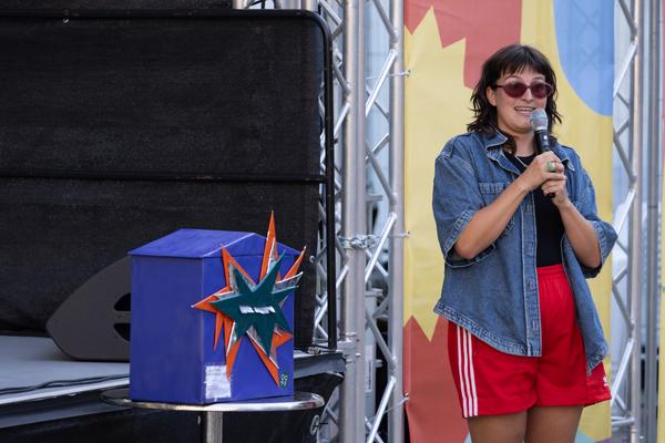 Kultursommer 2025: &quot;Das Wetter hier ist sehr schön, liebe Grüße!&quot; Gatzmaga, Hirth, Höllebauer, Marwan &amp; Peichl (Schrödingerplatz, 20.7.2025) Foto: eSeL.at - Lorenz Seidler