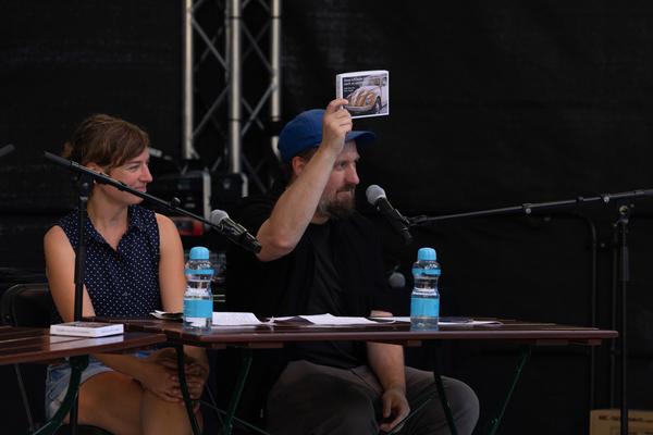 Kultursommer 2025: &quot;Das Wetter hier ist sehr schön, liebe Grüße!&quot; Gatzmaga, Hirth, Höllebauer, Marwan &amp; Peichl (Schrödingerplatz, 20.7.2025) Foto: eSeL.at - Lorenz Seidler