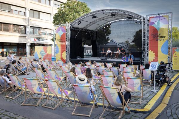 Kultursommer 2025: &quot;Das Wetter hier ist sehr schön, liebe Grüße!&quot; Gatzmaga, Hirth, Höllebauer, Marwan &amp; Peichl (Schrödingerplatz, 20.7.2025) Foto: eSeL.at - Lorenz Seidler