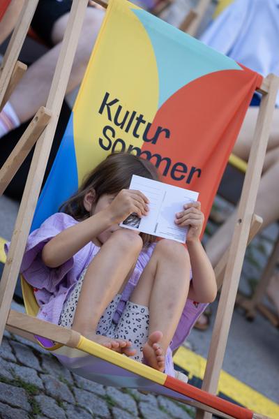 Kultursommer 2025: &quot;Das Wetter hier ist sehr schön, liebe Grüße!&quot; Gatzmaga, Hirth, Höllebauer, Marwan &amp; Peichl (Schrödingerplatz, 20.7.2025) Foto: eSeL.at - Lorenz Seidler