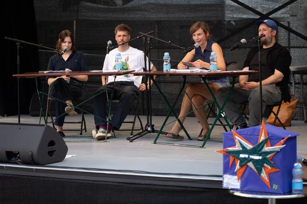 Kultursommer 2025: &quot;Das Wetter hier ist sehr schön, liebe Grüße!&quot; Gatzmaga, Hirth, Höllebauer, Marwan &amp; Peichl (Schrödingerplatz, 20.7.2025) Foto: eSeL.at - Lorenz Seidler