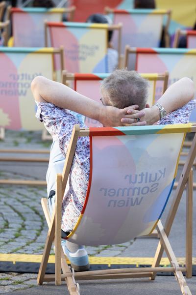 Kultursommer 2025: &quot;Das Wetter hier ist sehr schön, liebe Grüße!&quot; Gatzmaga, Hirth, Höllebauer, Marwan &amp; Peichl (Schrödingerplatz, 20.7.2025) Foto: eSeL.at - Lorenz Seidler