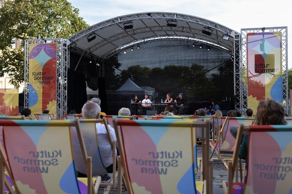 Kultursommer 2025: &quot;Das Wetter hier ist sehr schön, liebe Grüße!&quot; Gatzmaga, Hirth, Höllebauer, Marwan &amp; Peichl (Schrödingerplatz, 20.7.2025) Foto: eSeL.at - Lorenz Seidler