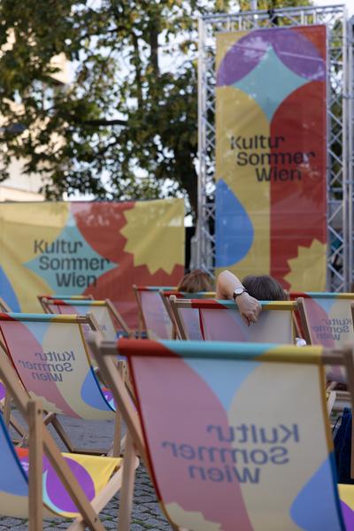 Kultursommer 2025: &quot;Das Wetter hier ist sehr schön, liebe Grüße!&quot; Gatzmaga, Hirth, Höllebauer, Marwan &amp; Peichl (Schrödingerplatz, 20.7.2025) Foto: eSeL.at - Lorenz Seidler
