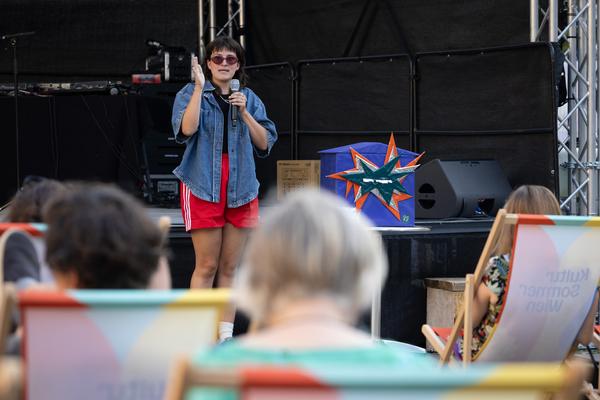 Kultursommer 2025: &quot;Das Wetter hier ist sehr schön, liebe Grüße!&quot; Gatzmaga, Hirth, Höllebauer, Marwan &amp; Peichl (Schrödingerplatz, 20.7.2025) Foto: eSeL.at - Lorenz Seidler