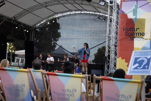 Kultursommer 2025: &quot;Das Wetter hier ist sehr schön, liebe Grüße!&quot; Gatzmaga, Hirth, Höllebauer, Marwan &amp; Peichl (Schrödingerplatz, 20.7.2025) Foto: eSeL.at - Lorenz Seidler