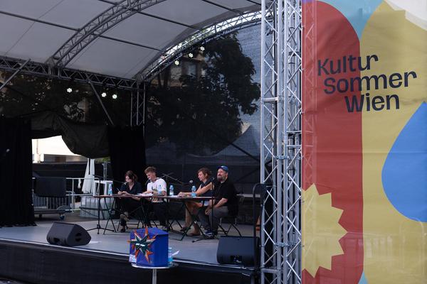 Kultursommer 2025: &quot;Das Wetter hier ist sehr schön, liebe Grüße!&quot; Gatzmaga, Hirth, Höllebauer, Marwan &amp; Peichl (Schrödingerplatz, 20.7.2025) Foto: eSeL.at - Lorenz Seidler