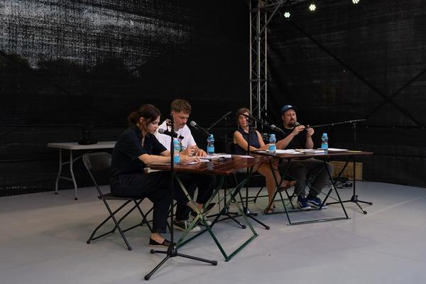 Kultursommer 2025: &quot;Das Wetter hier ist sehr schön, liebe Grüße!&quot; Gatzmaga, Hirth, Höllebauer, Marwan &amp; Peichl (Schrödingerplatz, 20.7.2025) Foto: eSeL.at - Lorenz Seidler