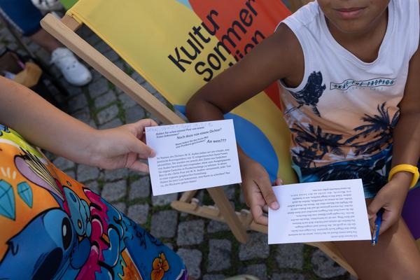 Kultursommer 2025: &quot;Das Wetter hier ist sehr schön, liebe Grüße!&quot; Gatzmaga, Hirth, Höllebauer, Marwan &amp; Peichl (Schrödingerplatz, 20.7.2025) Foto: eSeL.at - Lorenz Seidler