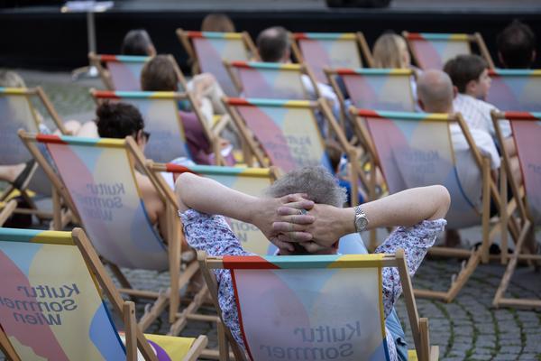 Kultursommer 2025: &quot;Das Wetter hier ist sehr schön, liebe Grüße!&quot; Gatzmaga, Hirth, Höllebauer, Marwan &amp; Peichl (Schrödingerplatz, 20.7.2025) Foto: eSeL.at - Lorenz Seidler
