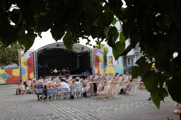 Kultursommer 2025: &quot;Das Wetter hier ist sehr schön, liebe Grüße!&quot; Gatzmaga, Hirth, Höllebauer, Marwan &amp; Peichl (Schrödingerplatz, 20.7.2025) Foto: eSeL.at - Lorenz Seidler