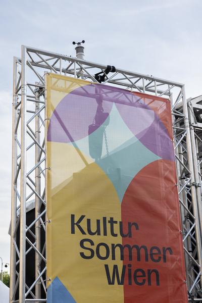 Kultursommer 2025: &quot;Das Wetter hier ist sehr schön, liebe Grüße!&quot; Gatzmaga, Hirth, Höllebauer, Marwan &amp; Peichl (Schrödingerplatz, 20.7.2025) Foto: eSeL.at - Lorenz Seidler