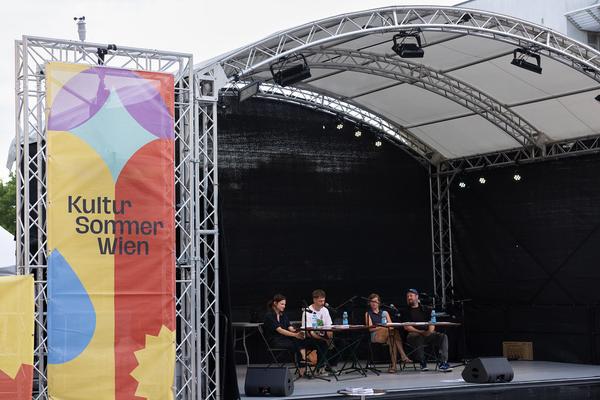 Kultursommer 2025: &quot;Das Wetter hier ist sehr schön, liebe Grüße!&quot; Gatzmaga, Hirth, Höllebauer, Marwan &amp; Peichl (Schrödingerplatz, 20.7.2025) Foto: eSeL.at - Lorenz Seidler