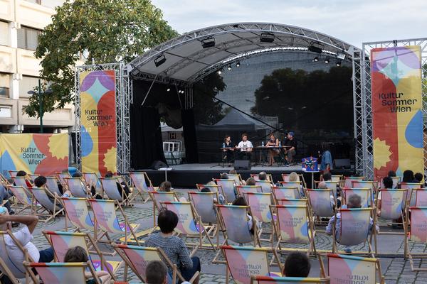 Kultursommer 2025: &quot;Das Wetter hier ist sehr schön, liebe Grüße!&quot; Gatzmaga, Hirth, Höllebauer, Marwan &amp; Peichl (Schrödingerplatz, 20.7.2025) Foto: eSeL.at - Lorenz Seidler