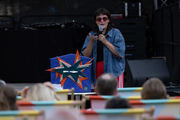 Kultursommer 2025: &quot;Das Wetter hier ist sehr schön, liebe Grüße!&quot; Gatzmaga, Hirth, Höllebauer, Marwan &amp; Peichl (Schrödingerplatz, 20.7.2025) Foto: eSeL.at - Lorenz Seidler